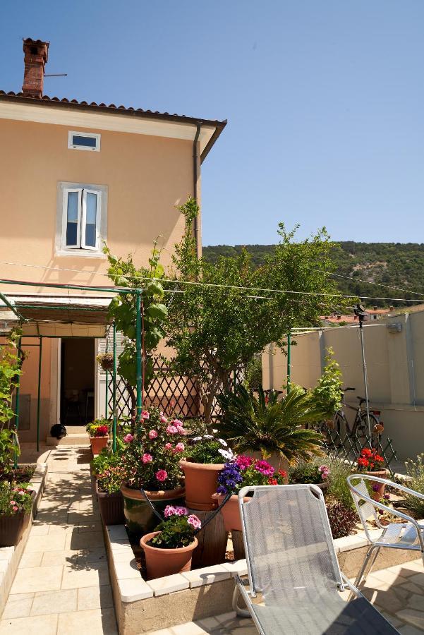 Apartments Nives Крес Екстериор снимка