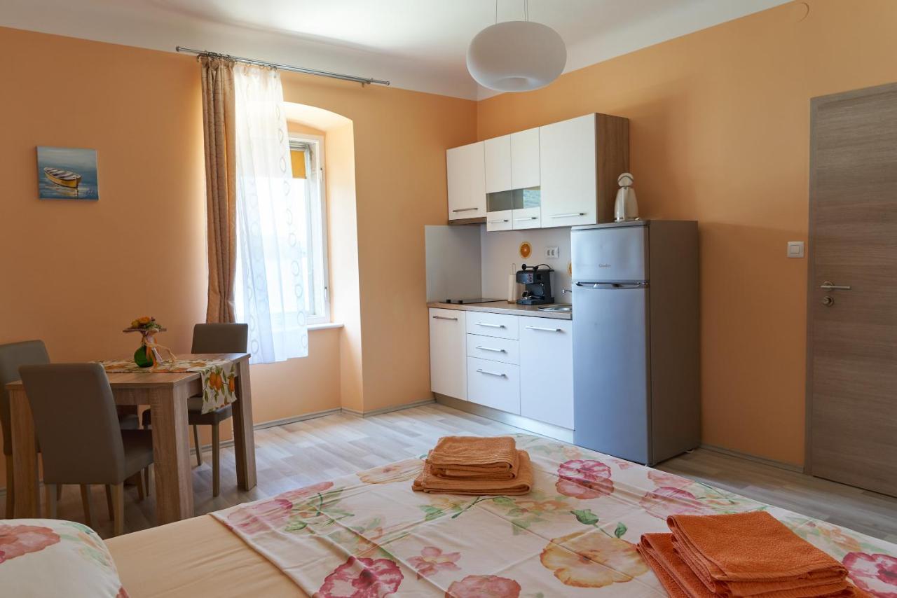 Apartments Nives Крес Екстериор снимка