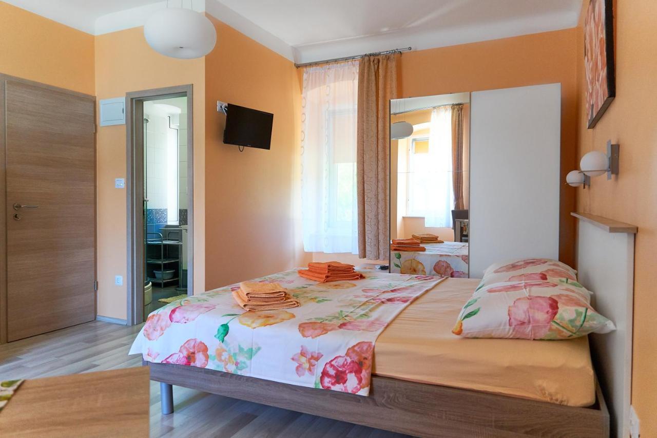 Apartments Nives Крес Екстериор снимка